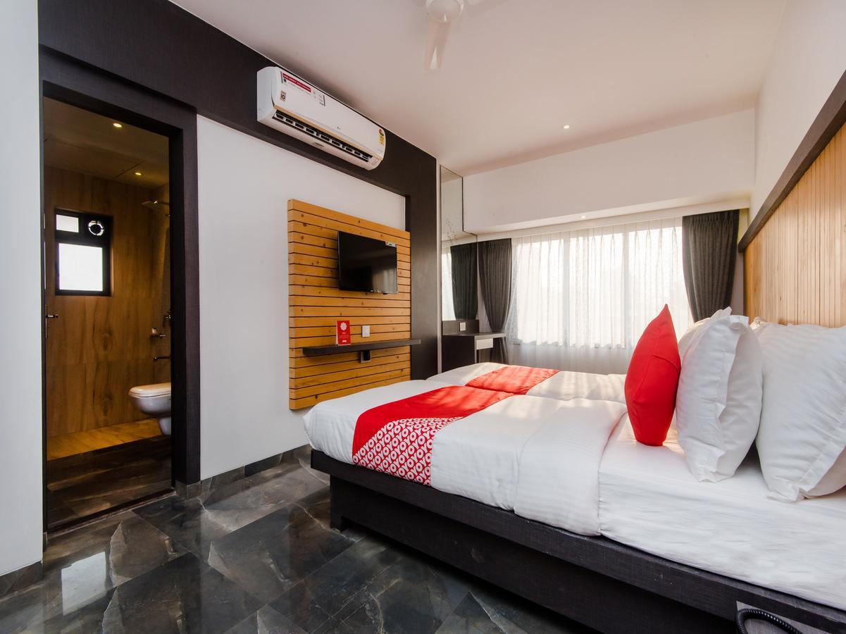 Oyo 13089 Hotel Gold Crest Navi Mumbai Exteriör bild