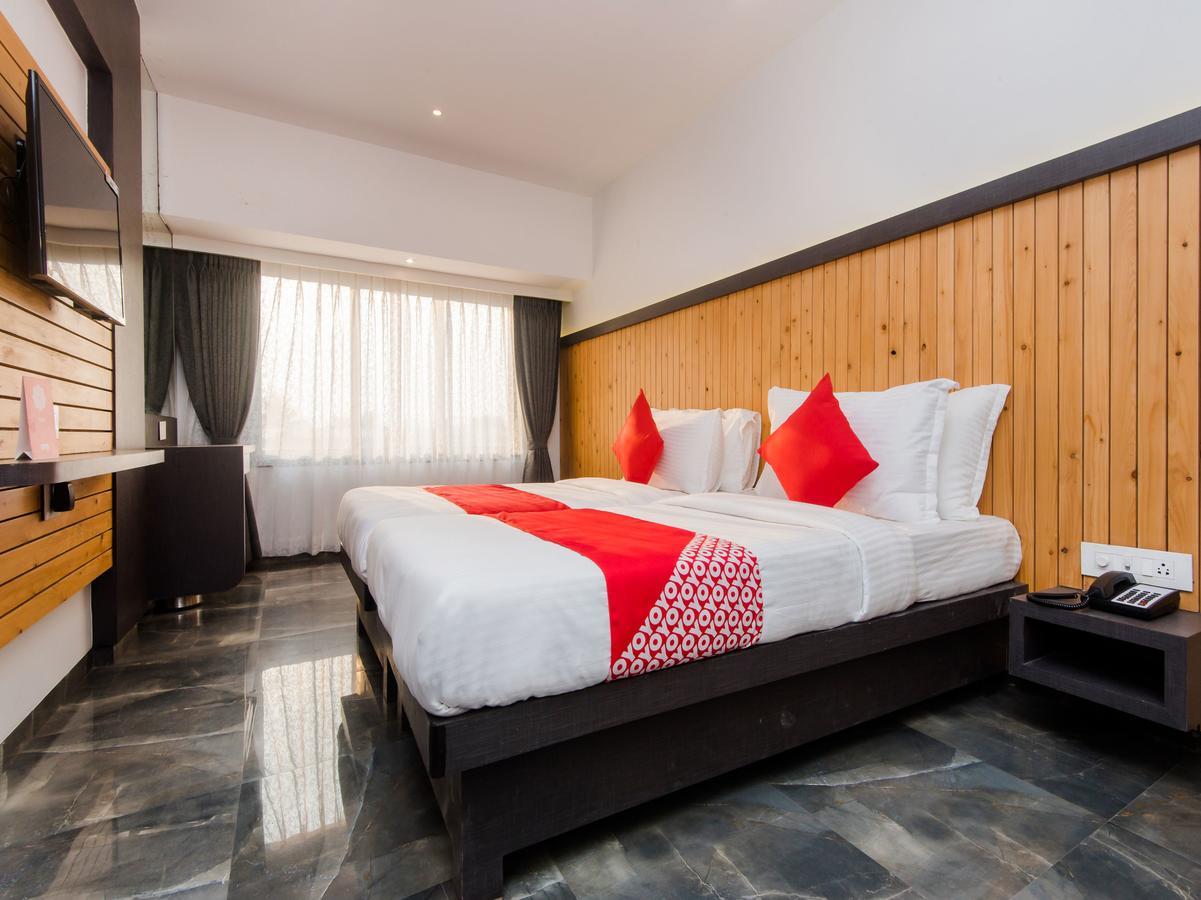 Oyo 13089 Hotel Gold Crest Navi Mumbai Exteriör bild
