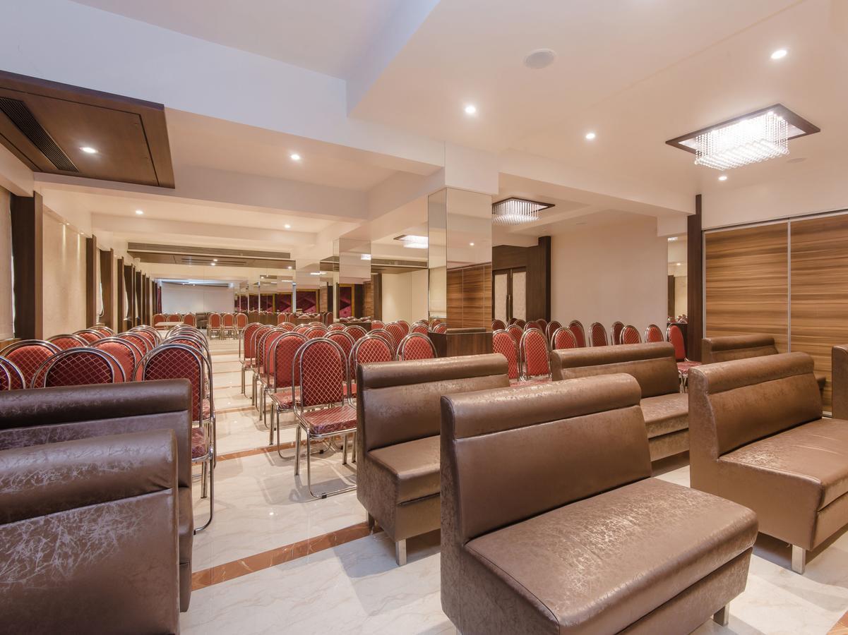 Oyo 13089 Hotel Gold Crest Navi Mumbai Exteriör bild