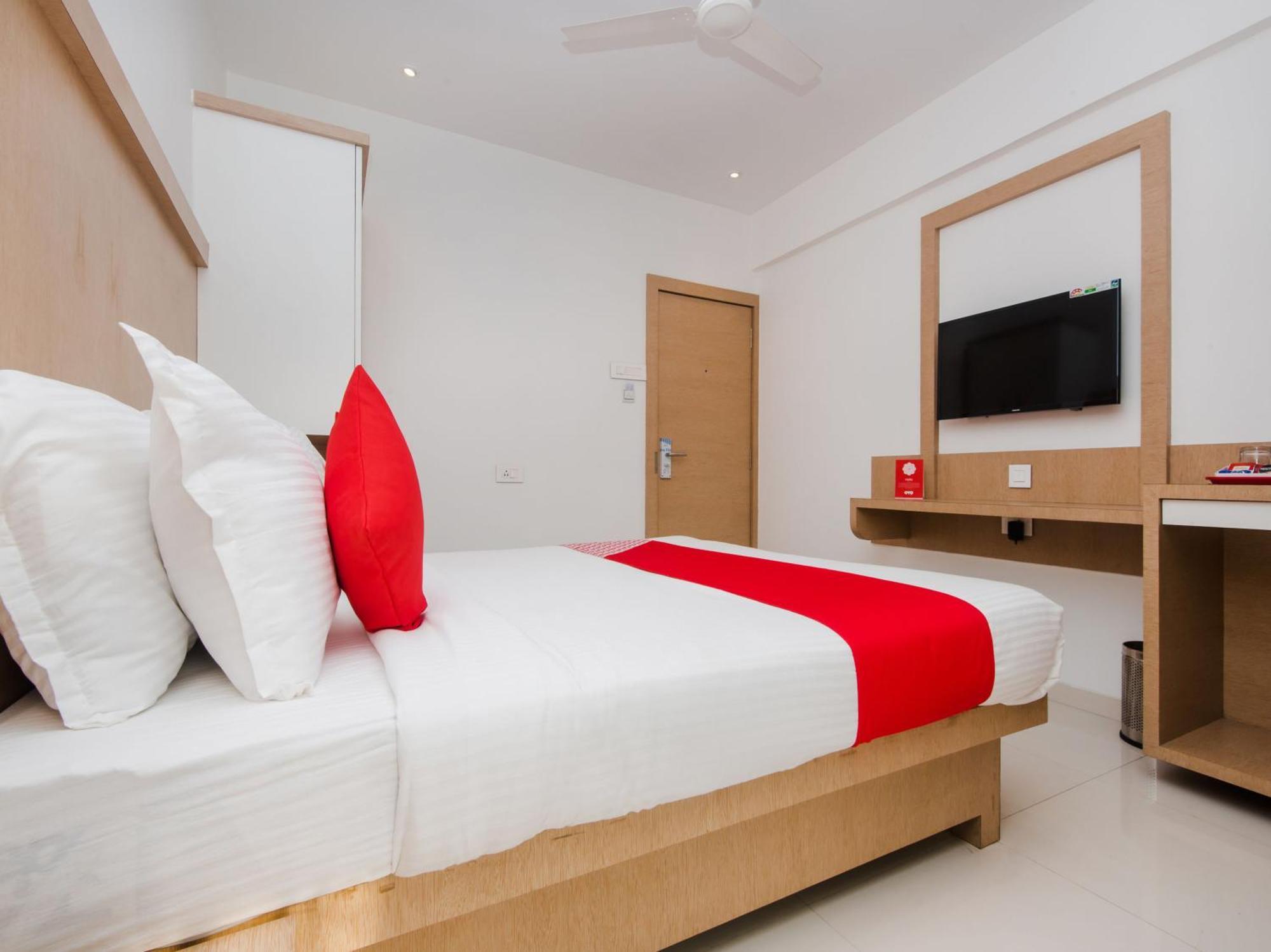 Oyo 13089 Hotel Gold Crest Navi Mumbai Exteriör bild
